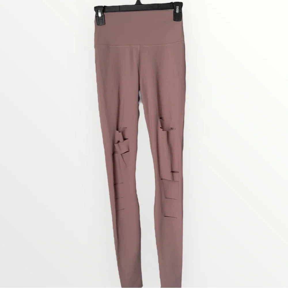 ALO Yoga High Waist Ripped Warrior Distressed Leggings in Mauve Size XS